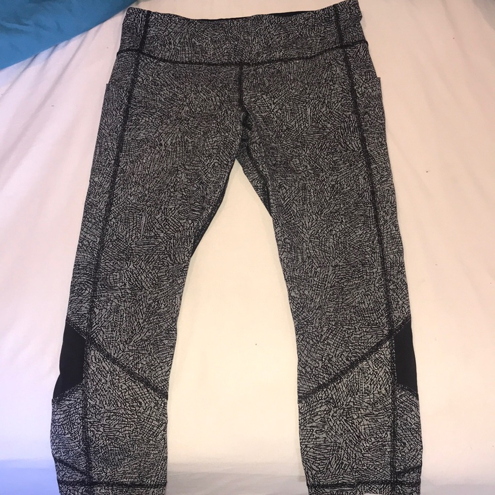 LULULEMON cropped patterned leggings size 10